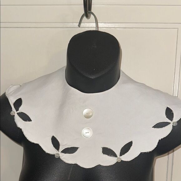 Vintage 60s white rayon scalloped edge collar with button detailing - Picture 1 of 9